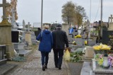 Cmentarze ponownie otwarte. Mieszkańcy powiatu ruszyli odwiedzić groby bliskich [ZDJĘCIA]
