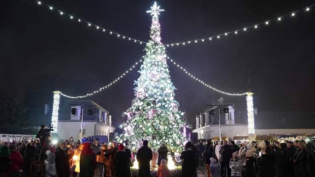 Wielką atrakcją było rozświetlenie świątecznych iluminacji z ogromną, kolorową choinką.