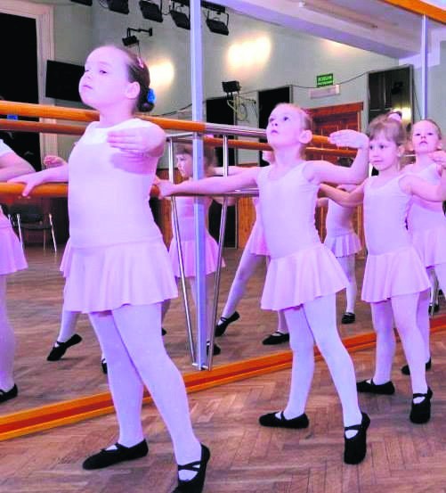 Młode adeptki sztuki baletowej zaprezentowały swoim rodzinom między innymi ćwiczenia przy drążku.
