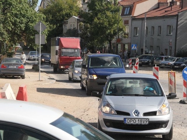 Tych samochodów nie powinno tu być. Z ulicy Okrzei w Kielcach nadal obowiązuje zakaz wjazdu w Rondo Herlinga Grudzińskiego.