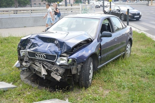 Wypadek na skrzyżowaniu al. Mickiewicza z ul. Żeromskiego. Skoda zderzyła się z audi.