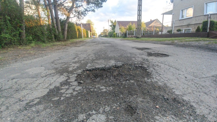 - Niech ktoś zrobi porządek z tą drogą! - proszą mieszkańcy...