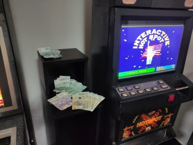 W lokalu w Łopusznie policjanci zabezpieczyli gotówkę i automaty do gier