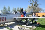 Częściowy demontaż samolotów TS-11 Iskra w Radomiu, które będą częścią wielkiego pomnika-instalacji. Zobacz zdjęciach, jak to wygląda