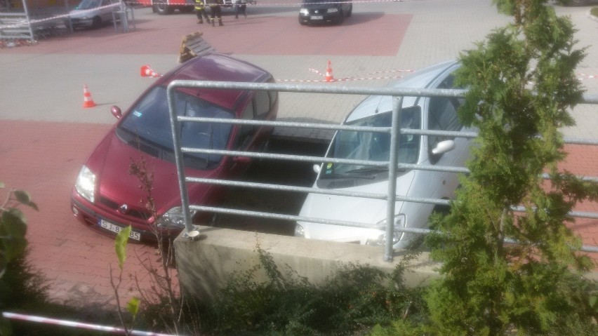Dwa samochody zapadły się na parkingu przed Netto w Jaworznie ZDJĘCIA