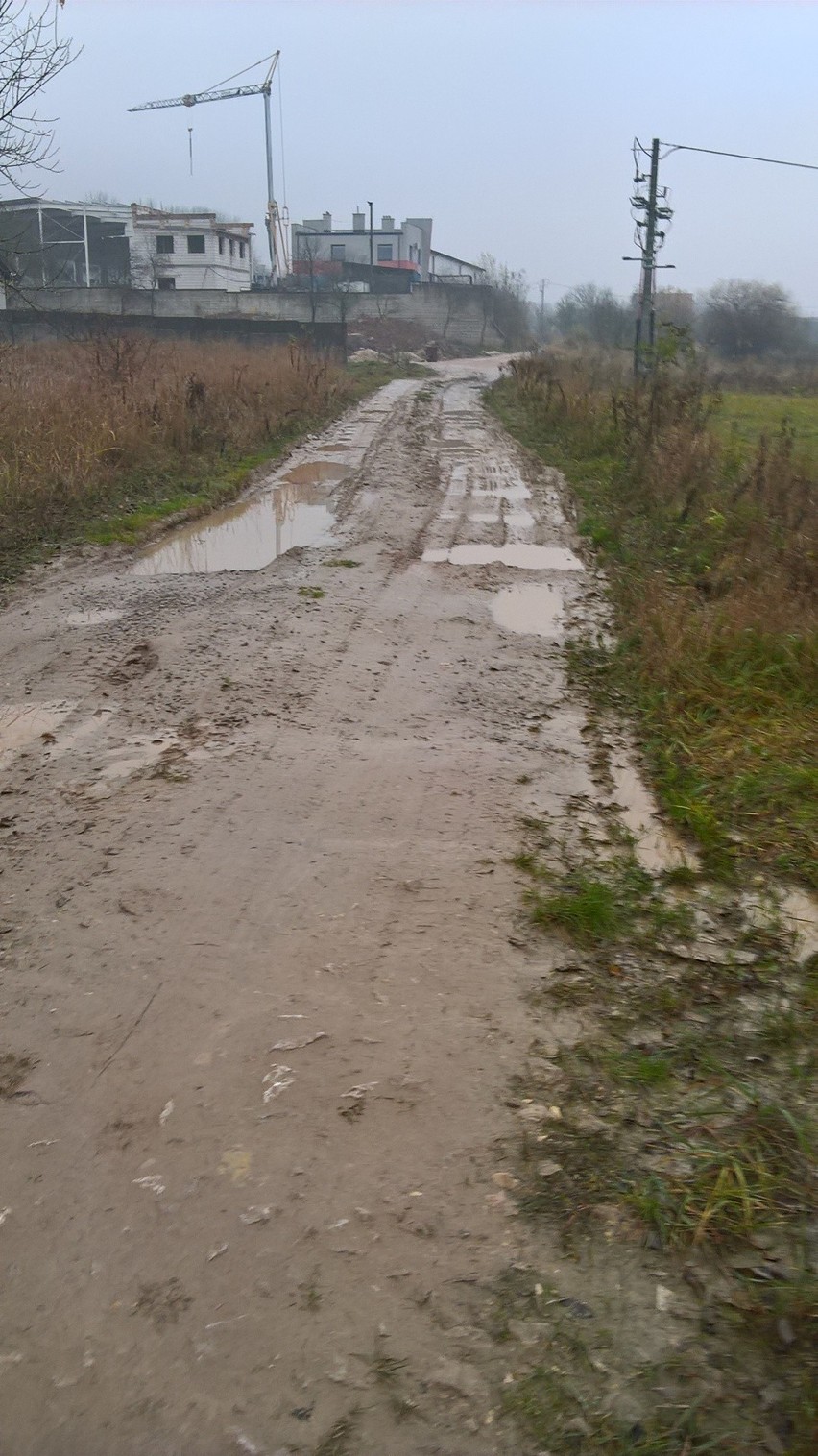 Ulica w Chęcinach jak bagno. Mieszkańcy domagają się kruszywa