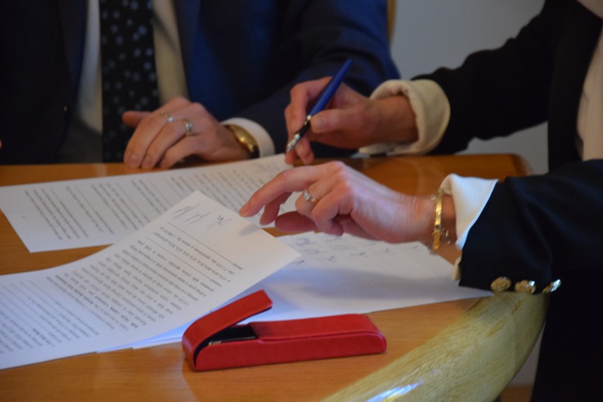 Podpisanie akt notarialnego.