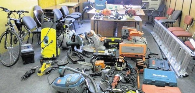 Skradzione elektronarzędzia i inny sprzęt 27- i 22-latek trzymali w swoim domu w Spytkowicach