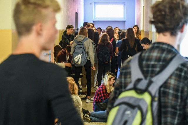 Z uwagi na zagrożenie koronawirusem szkoły w regionie odwołują wycieczki i rezygnują z imprez.