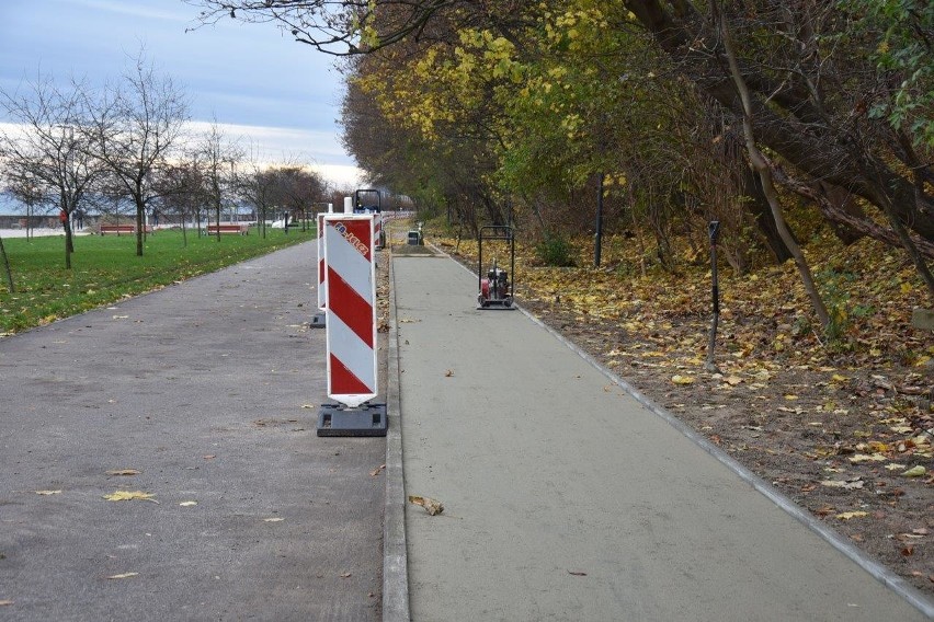 Ścieżka biegowa, która powstaje na Bulwarze Nadmorskim w...