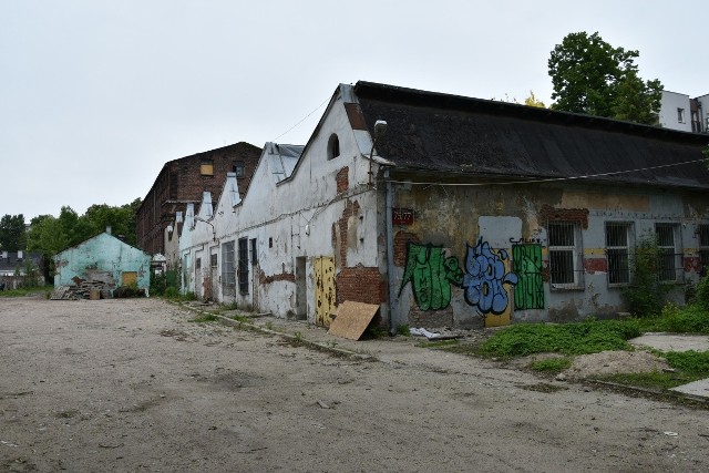 W widocznym na pierwszym planie budynku starej tkalni powstanie nowa siedziba Teatru Pinokio. Budynek zostanie rozbudowany z zachowaniem charakterystycznego szedowego dachu.