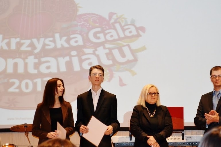 Sebastian Binkowski (drugi z lewej) z nagrodą dla swej...
