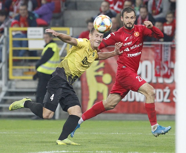 Daniel Tanżyna dowodził obroną Widzewa i często atakował bramkę GKS Katowice. Naszego stopera próbuje powstrzymać Arkadiusz Jędrych (nr 4)