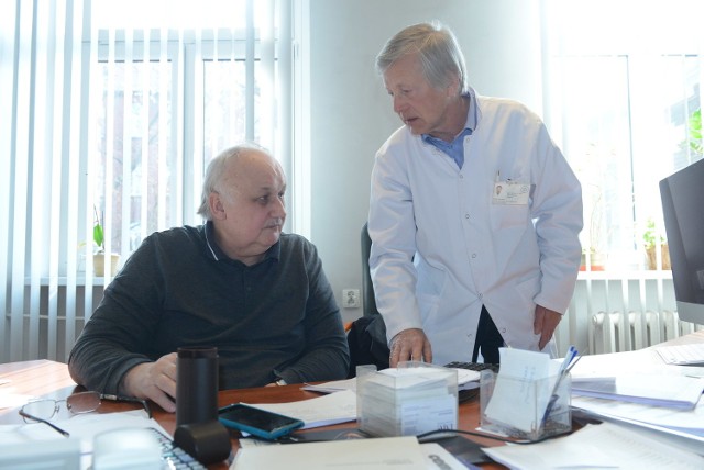 Prof. Stanisław Nowak i prof. Włodzimierz Liebert alarmują, że chorzy z nowotworem za długo czekają na operację.