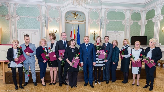 W czwartkowej uroczystości z okazji Dnia Edukacji Narodowej udział wzięli m.in. przedstawiciele Podlaskiego Kuratora Oświaty, przedstawiciele zakładowych organizacji związkowych, dyrektorzy i nauczyciele z białostockich placówek oświatowych.