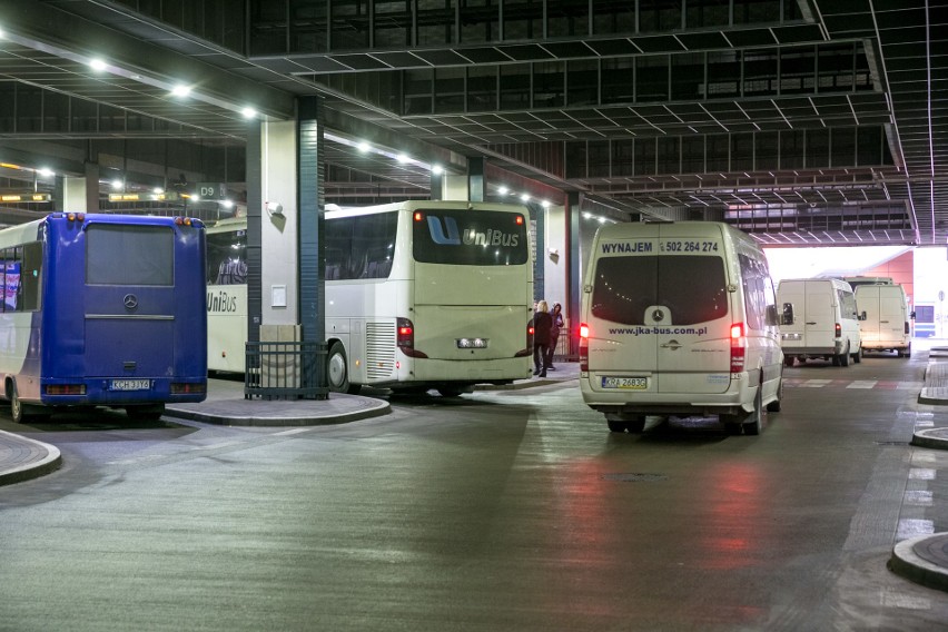Kraków. Autokary stoją i smrodzą na płycie dworca
