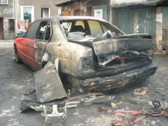 Samochód marki BMW został całkowicie zniszczony