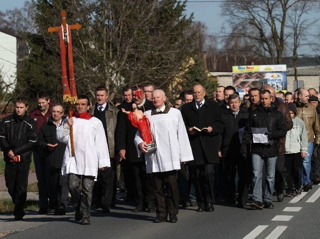 W procesji uczestniczą tylko mężczyźni.