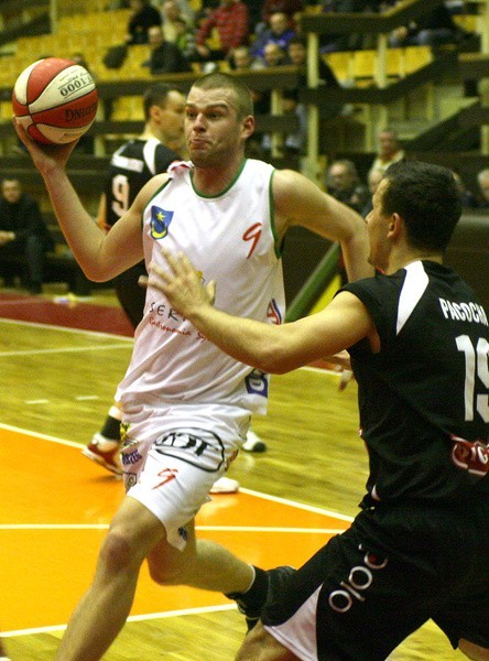 Koszykarze Siarki Tarnobrzeg (z piłką Sergiusz Prażmo) zmierzy się w meczu Pucharu Polski z Albą Chorzów.