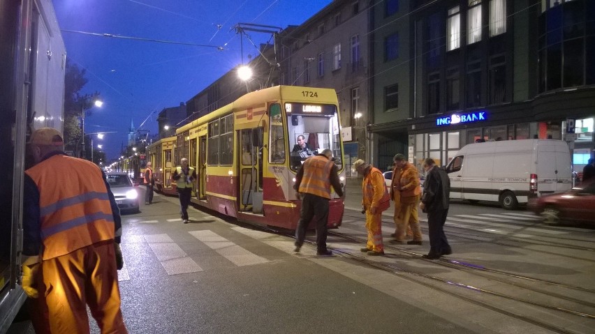 Awaria w MPK Łódź. Tramwaj wykoleił się na Piotrkowskiej przy Żwirki [ZDJĘCIA]