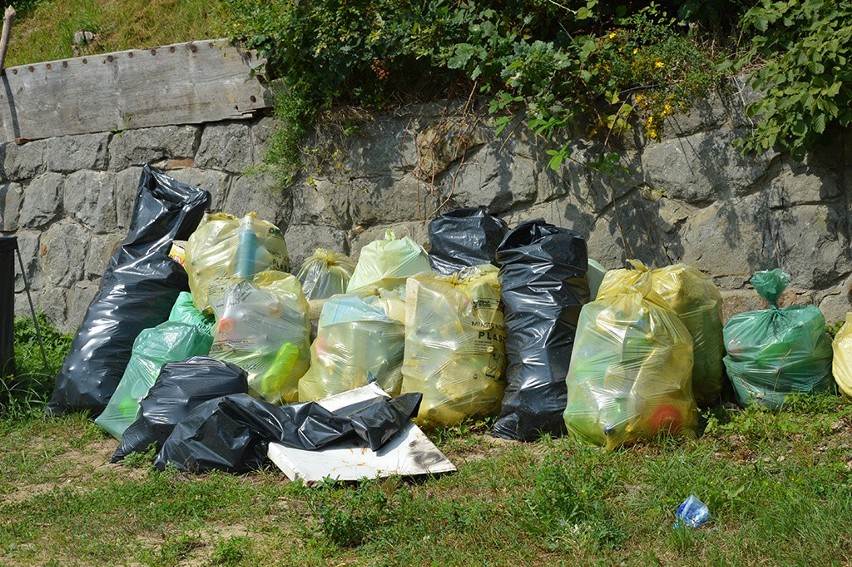 Śmieci pakowane są do przygotowanych przez gminę worków