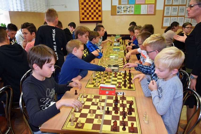 Podczas turnieju szachowego w Szkole Podstawowej w Mircu...