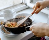 Takie są najczęściej popełniane błędy w trakcie gotowania - sprawdź, czy też to robisz. Rady szefa kuchni