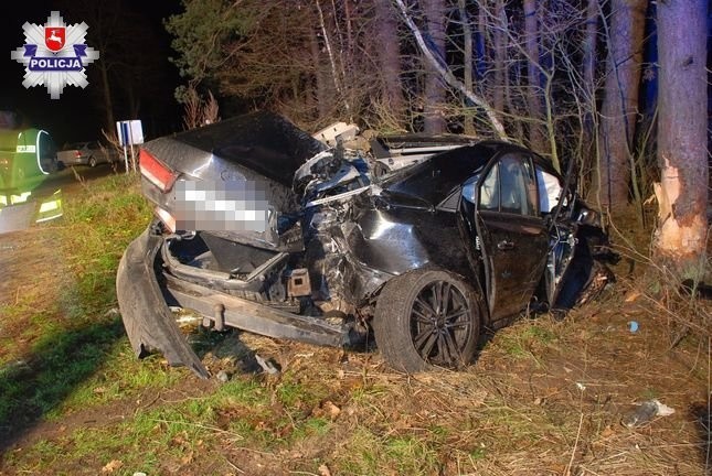 Wypadek w Olszewnicy. Hyundai wypadł z drogi i rozbił się na drzewie (ZDJĘCIA)
