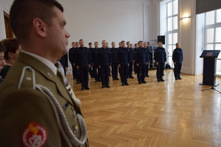 20 nowych podkarpackich policjantów złożyło ślubowanie. Znasz któregoś z nich? (zdjęcia)