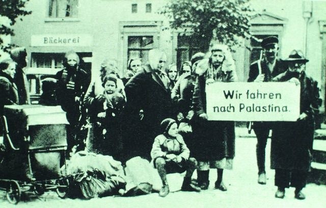 Zdjęcie propagandowe z jesieni 1939 r. Grupa Żydów z Bydgoszczy udaje się do Palestyny. W rzeczywistości są oni więźniami, których pilnuje mężczyzna z karabinem (drugi z lewej). Osoby z fotografii najprawdopodobniej zginęły.