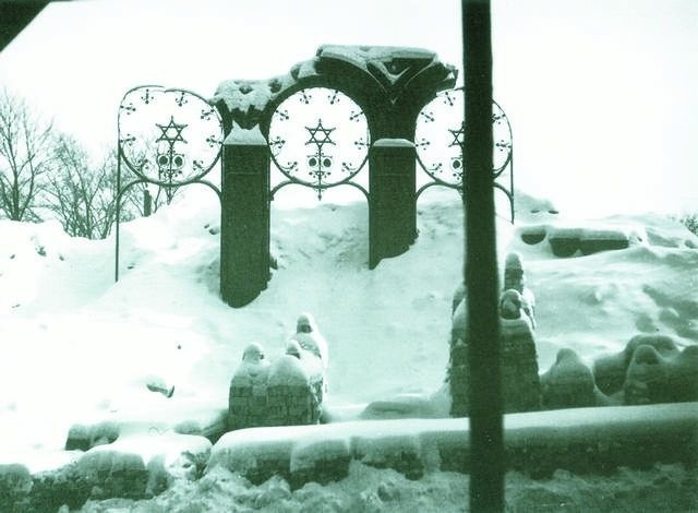 Ruiny zburzonej synagogi przy ul. Jana Kazimierza zimą z...