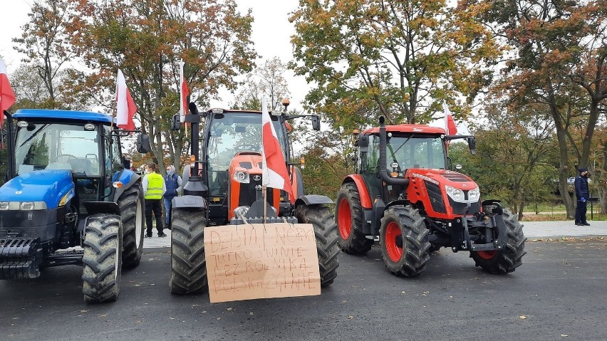 Protest rolników w Przedborzu. Jeżdżąc ciągnikami blokowali...