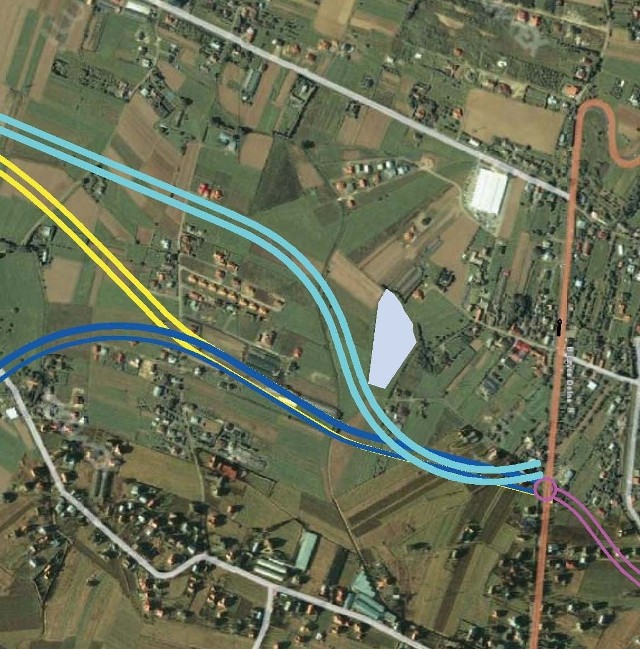 Do budowy wybrano tzw. wariant błękitny. Na zdj. satelitarne naniesione jest połączenie drogi z trasą krajową nr 28 (różowa)
