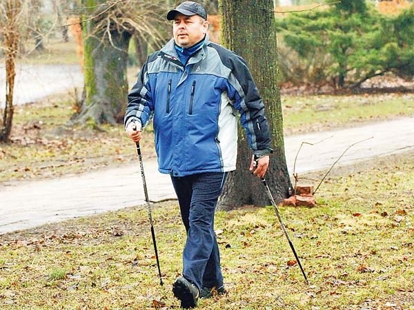 W Polsce już kilkaset tysięcy ludzi uprawia nordic walking. &#8211; Jednak zdecydowana mniejszość opanowała prawidłową technikę chodzenia z kijkami &#8211; mówi Piotr Czarnota. 