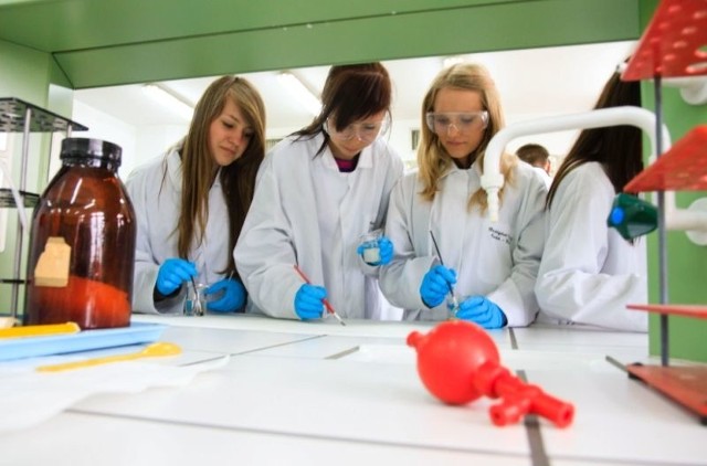 Dominika (na zdjęciu pierwsza od lewej) Julka i Jola sprawdzały we wtorek w Instytucie Chemii malownicze właściwości kwasów 