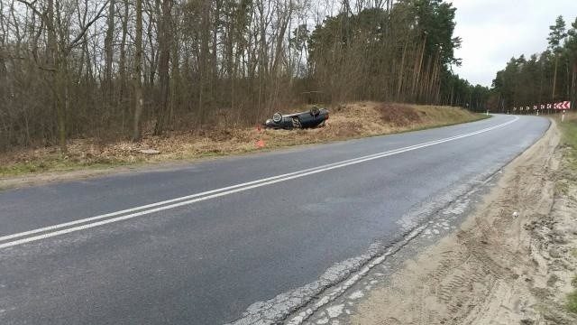 Koło Gorzupi audi wypadło z drogi i dachowało. Dwie osoby...