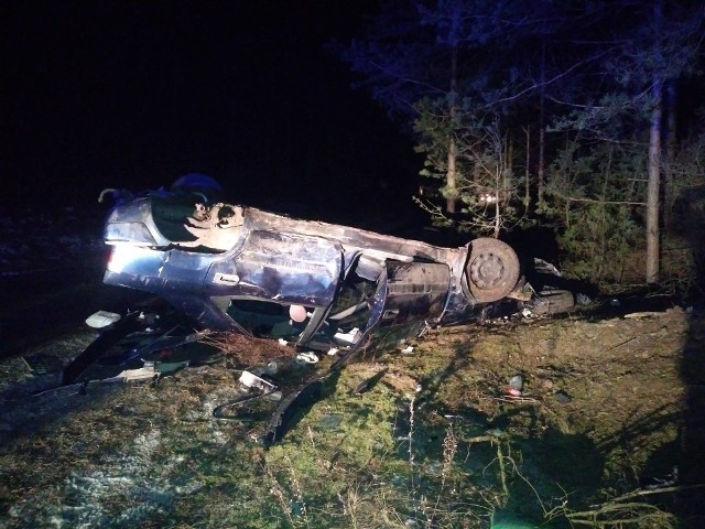 Kalinówka-Bystry. Dachowanie samochodu. Kierowcy nie było w środku. Licznik zatrzymał się na 120 km/h