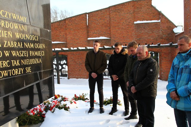 Żużlowcy Orła Łódź i trener Lech Kędziora złożyli kwiaty pod pomnikiem na Radogoszczu