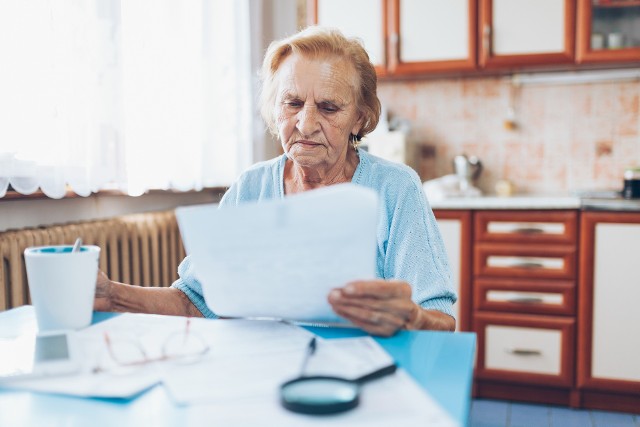 Na kłopoty finansowe w wieku 60+ narzeka aż 62 proc. emerytek. Wiele z nich to wdowy, które musiały przejąć długi współmałżonków.