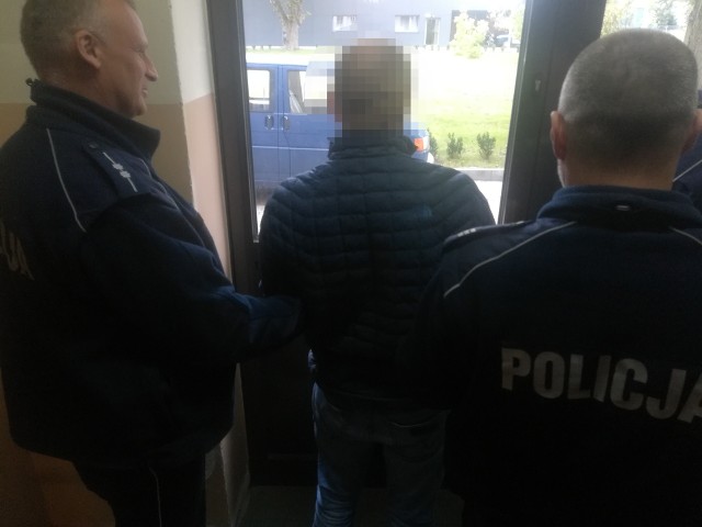 Policjanci zwalczający przestępczość narkotykową z Komendy Powiatowej Policji w Lęborku zabezpieczyli ponad 3,5 kg narkotyków. Do sprawy zatrzymane zostały dwie osoby – mieszkaniec Koszalina oraz 28-letni lęborczanin. Na wniosek funkcjonariuszy oraz prokuratora sąd tymczasowo aresztował 52-letniego mężczyznę a wobec drugiego zastosował dozór policji. Teraz grozi im kara do 10 lat więzienia.Funkcjonariusze zwalczający przestępczość narkotykową Komendy Powiatowej Policji w Lęborku wspólnie z funkcjonariuszami Pomorskiego Urzędu Celno-Skarbowego w Gdyni pracowali nad sprawą dotyczącą rozprowadzania narkotyków na terenie m.in. powiatu lęborskiego. Gdy ustalili miejsce przechowywania narkotyków na terenie Lęborka, zorganizowali zasadzkę. Policjanci zatrzymali dwóch mężczyzn, 52-letniego mieszkańca Koszalina oraz 28-letniego lęborczanina. W trakcie sprawdzania wskazanego adresu funkcjonariusze ujawnili środki takie jak amfetamina, haszysz, ekstazy, marihuana, kokaina oraz inne substancje psychotropowe. Łącznie funkcjonariusze zabezpieczyli prawie 4 kilo narkotyków. Ponadto w miejscu, w którym policjanci ujawnili narkotyki zabezpieczyli pieniądze w kwocie ponad 50 tys. zł. Jak ocenili policyjni specjaliści czarnorynkowa wartość zabezpieczonych środków odurzających to prawie 200 tys. złotych.Zebrane w tej sprawie dowody pozwoliły na przedstawienie zarzutów posiadania znacznej ilości narkotyków zatrzymanym mężczyznom. Na podstawie i na wniosek policjantów oraz prokuratury sąd zastosował wobec 52-letniego mężczyzny środek zapobiegawczy w postaci trzymiesięcznego aresztowania a wobec drugiego dozór policji. Teraz grozi mężczyznom kara do 10 lat więzienia. Postępowanie w tej sprawie prowadzi Komenda Powiatowa Policji w Lęborku.Zobacz także Kołobrzeg: Nielegalne laboratorium narkotykowe zlikwidowane (źródło: CBŚP)