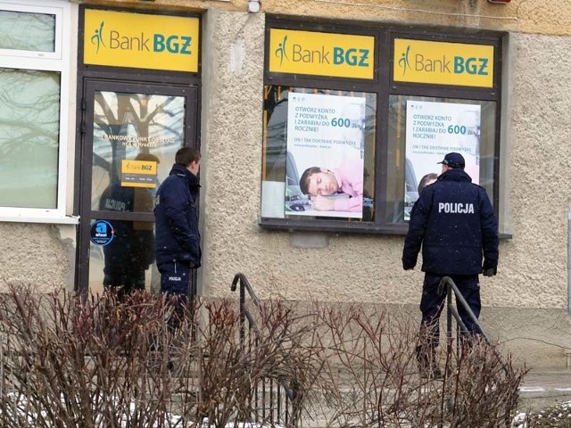 Punkt Banku BGŻ ul. Wojska Polskiego w Krośnie kilkanaście minut po napadzie.