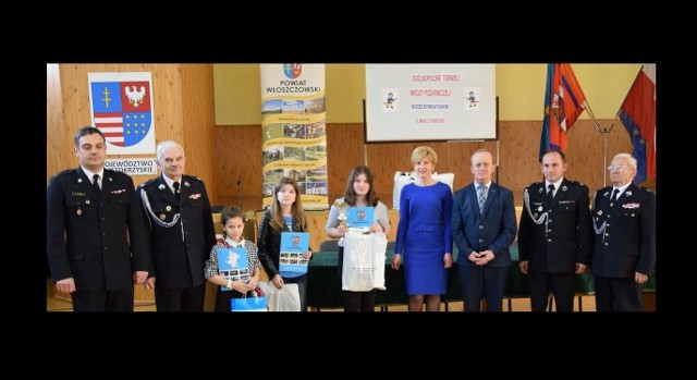 Zwycięzcy eliminacji powiatowych konkursu pożarniczego z najmłodszej grupy wiekowej szkół podstawowych z organizatorami.
