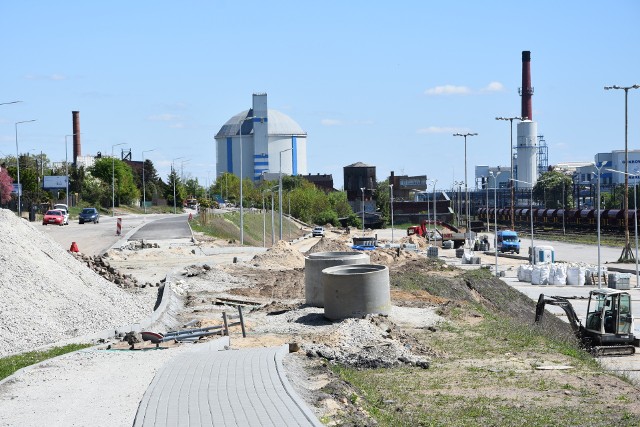 W październiku br. zakończyć się powinny prace przy budowie parkingu przesiadkowego na 160 miejsc postojowych. Obiekt powstaje obok dworca PKP w Nakle. Budowa trwa od jesieni ub. r.  Co jakiś czas zaglądamy  w rejon ul. Mroteckie i Nowej, by zobaczyć co już zrobiono i jakie jest aktualnie tempo robót. Ostatnio większy ruch zaobserwowaliśmy nie na placu w pobliżu torowiska, a na ul. Nowej. A także na ul. Mroteckiej, gdzie od budowanego ronda w stronę przejazdu kolejowego drogowcy kładli  nową nawierzchnię najpierw na jednym, potem drugim pasie jezdni.Teraz od strony ul. Mickiewicza powstaje ścieżka pieszo- rowerowa do budowanego ronda. Znów spore utrudnienia.- Zupełnie nas zamknęli. Wszystko wokół od miesięcy rozkopane . I jeszcze ten koronawirus. Chyba przyjdzie mi zamknąć interes - żali się właścicielka pobliskiego sklepu.