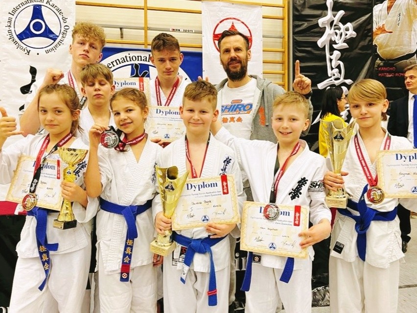 Sukces Shiro Kyokushin Klub Karate. Młodzi zawodnicy zdobyli aż 7 medali w zawodach o Puchar Ziemi Żywieckiej. Zobacz zdjęcia