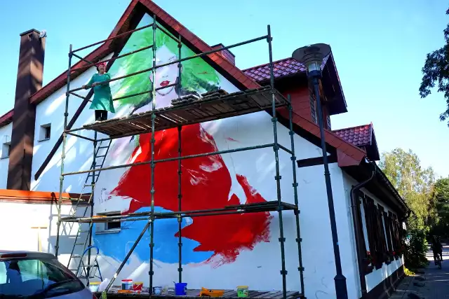 W Poddąbiu na ścianie "Karczmy u Julki" powstaje mural autorstwa Ewy Grużewskiej