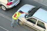 Kraków. Coraz więcej mandatów za parkowanie, urzędnicy sobie nie radzą