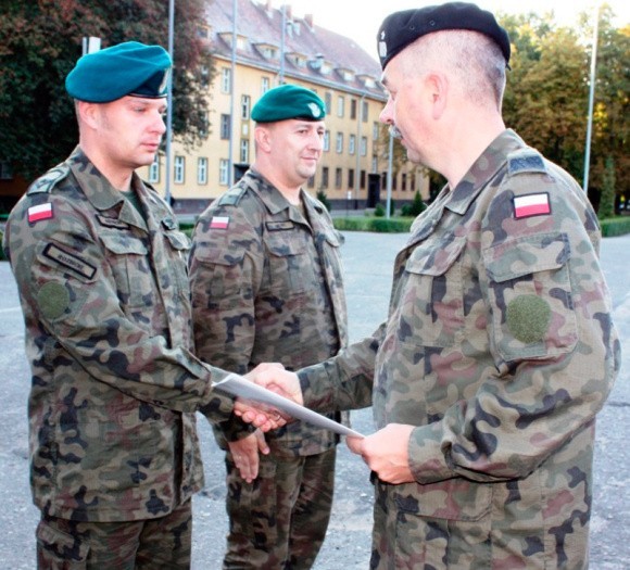 Podoficer i szeregowy roku stanęli przed dowódcą brygady by odebrać laury za trudną i pełną poświęcenia służbę.