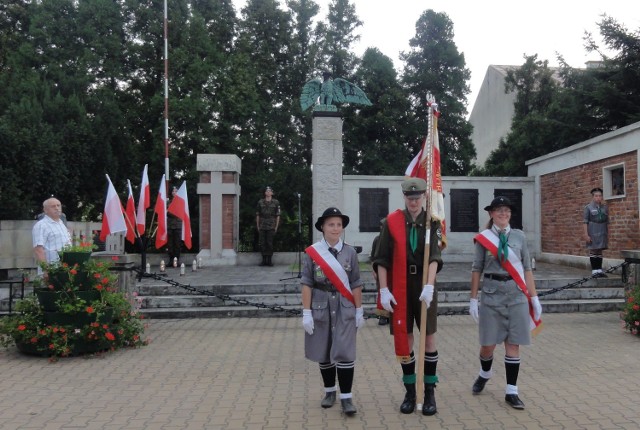 W Zwoleniu uroczystości odbyły się pod pomnikami Męczeństwa i Krzyż Katyński.