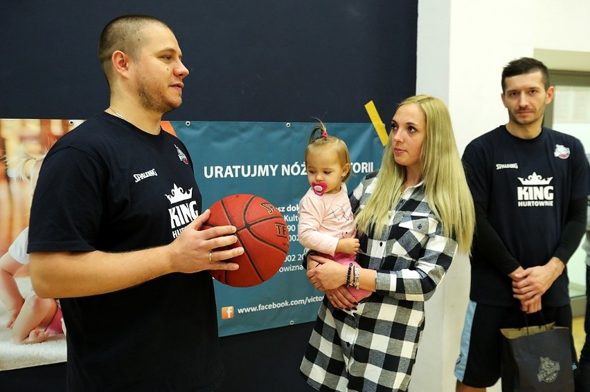 Koszykarze King Szczecin pomagają ratować nóżki Victorii [wideo, zdjęcia]