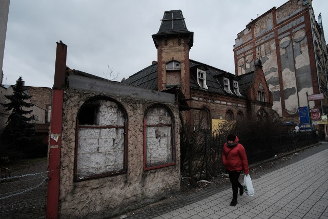 Poznań: Budynek na Łazarzu niszczeje. Czy zainteresuje się nim miasto?
